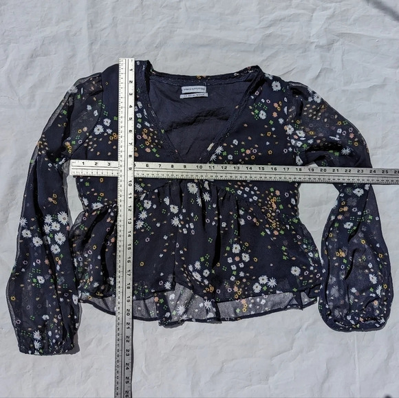 Urban Outfitters Navy Floral Crop Top with Sheer  Sleeves Woman Small Flowy Boho - Picture 3 of 8